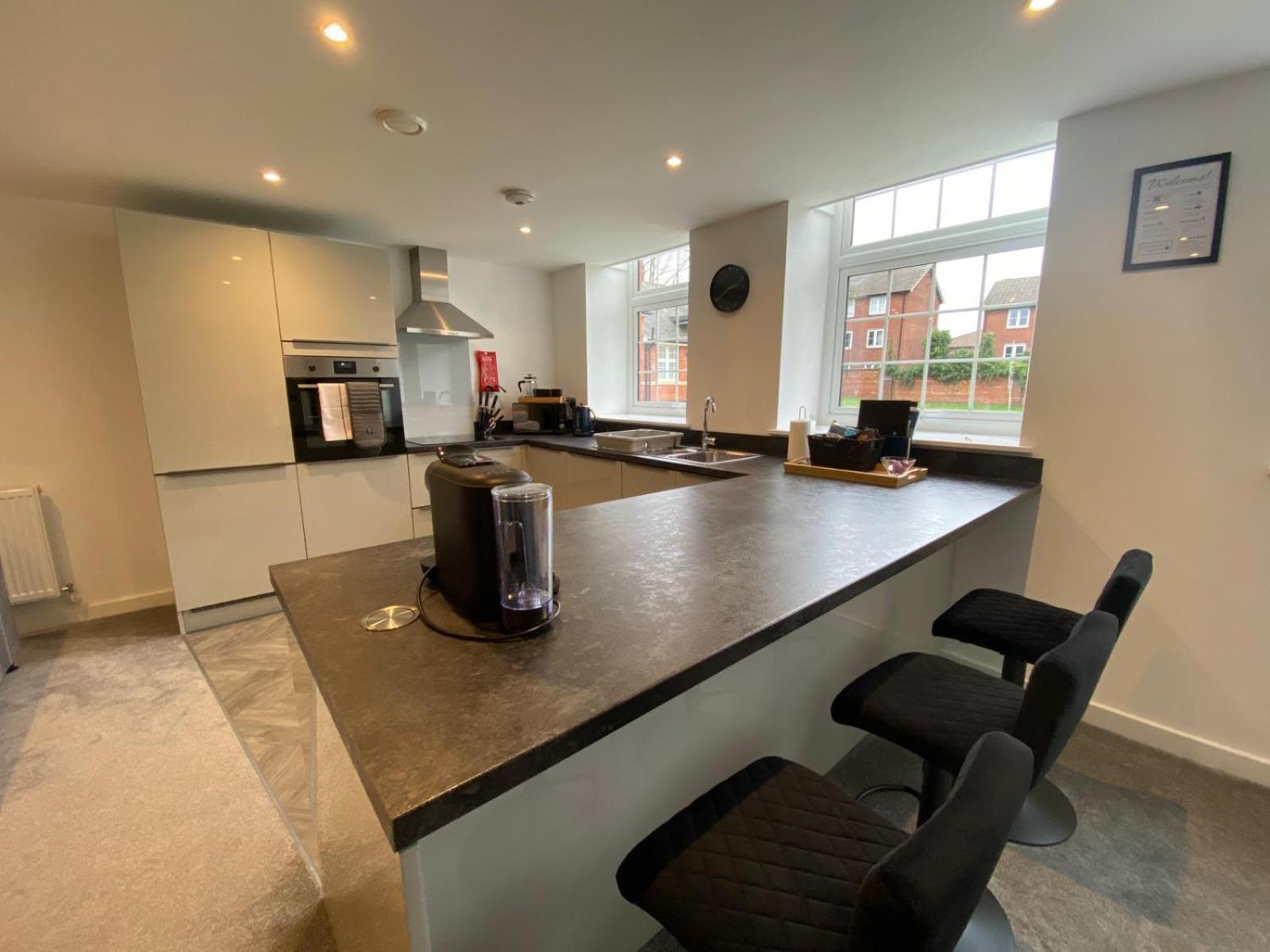 Stylish & Contemporary 2-Bed Townhouse - Parking - Wi-Fi - Netflix Apartment Worksop ภายนอก รูปภาพ